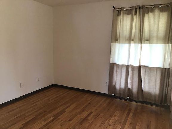 4th image of 28668 Rush St