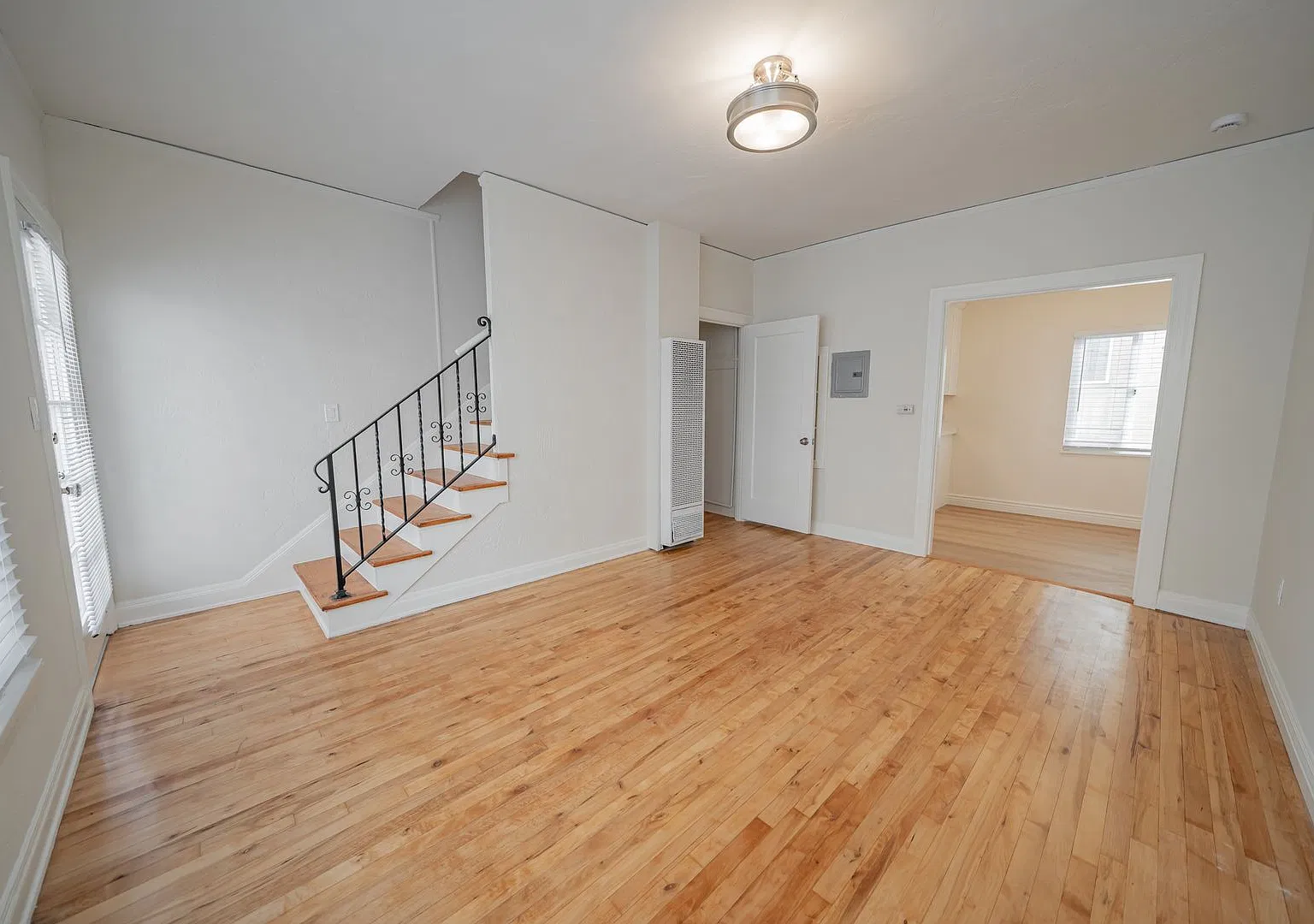 2867 MacArthur Blvd — Photo 2
