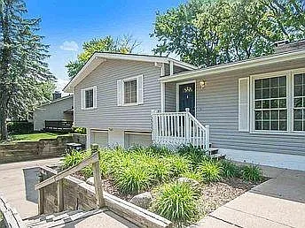 4 bed, 2479 sqft, $2,550 — Photo 3