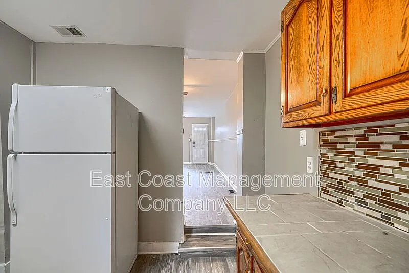 3 bed, 1.0 bath, 1145 sqft, $1,495 — Photo 4