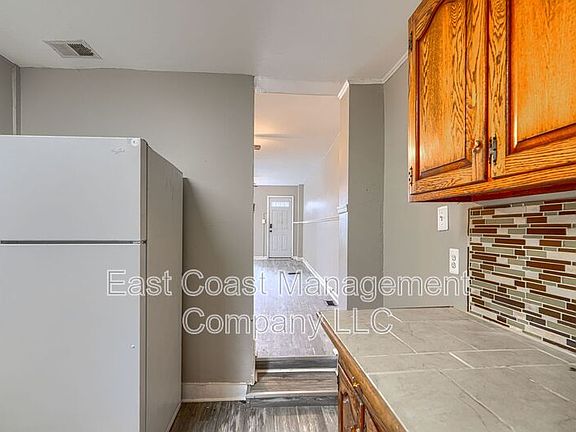 4th image of 1220 W Pratt St