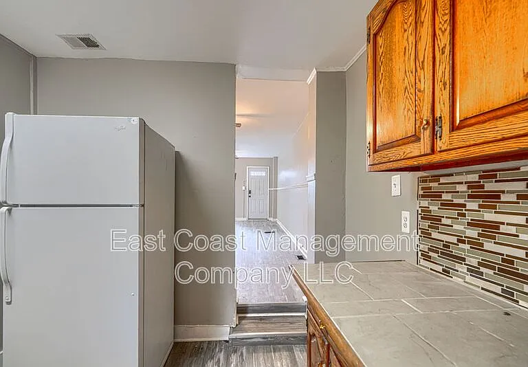 1220 W Pratt St — Photo 4