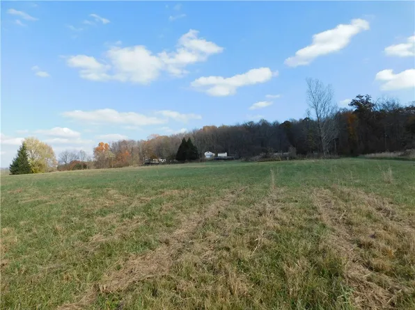 133 Tennis Ct, Mount Pleasant, PA 15666