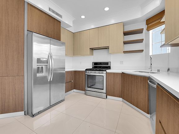 5th image of 128 N Swall Dr #Penthouse 6