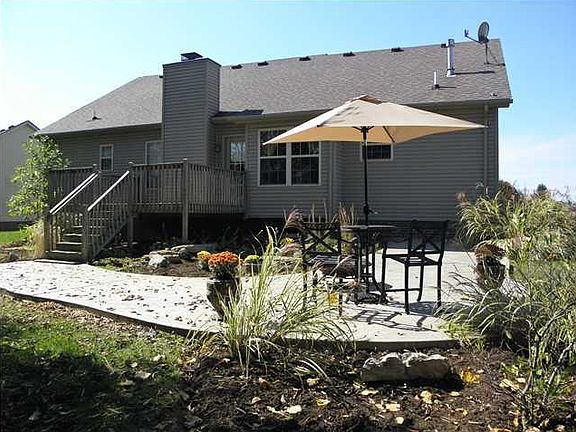 3rd image of 114 N Country Dr