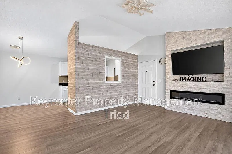 2 bed, 2.0 bath, $1,400 — Photo 3