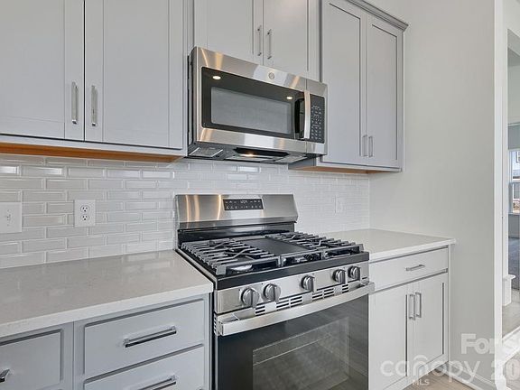 3rd image of 3131 Beacon Heights Rd