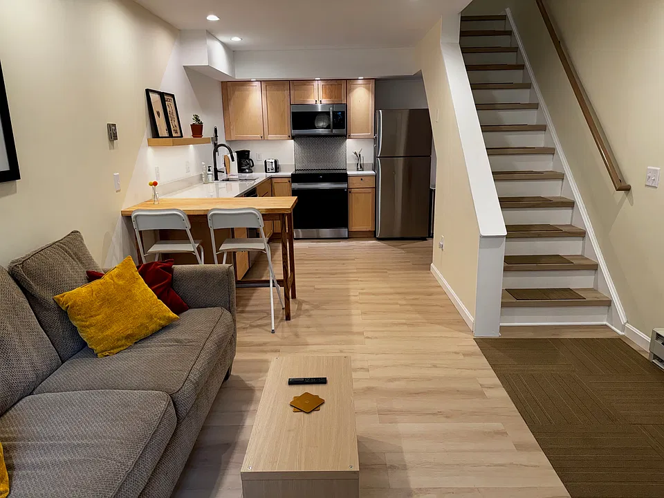 297 College St #7C