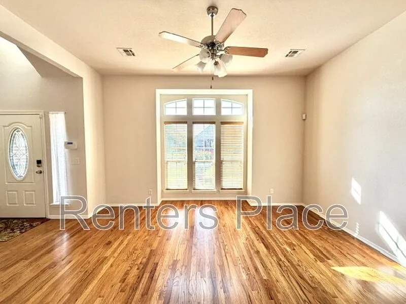 5 bed, 2.5 bath, 3189 sqft, $2,695 — Photo 3