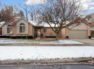 310 Texknoll Dr, Brighton, MI