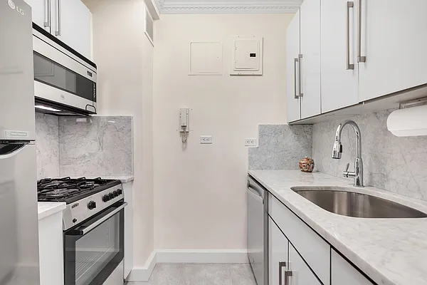 Sold by Douglas Elliman | media 24