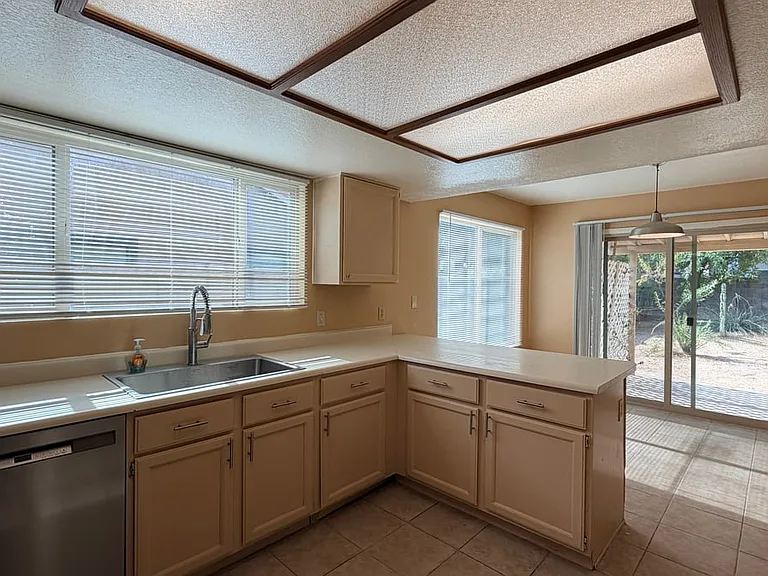 1559 E Whitten St — Photo 12