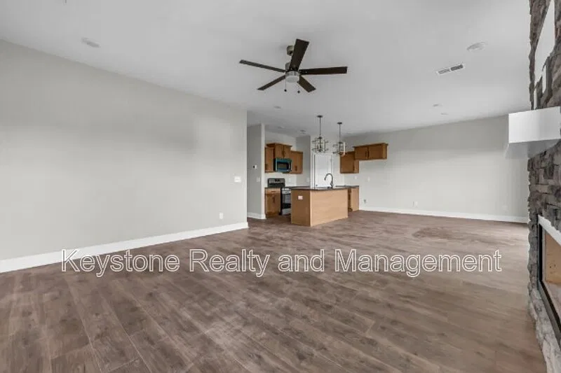 3 bed, 2.5 bath, 1690 sqft, $1,900 — Photo 4