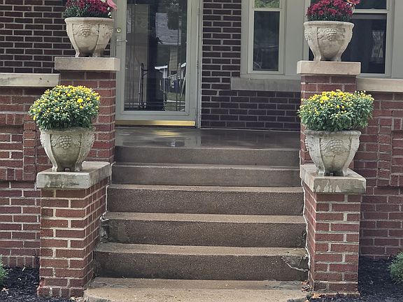 4th image of 1565 N Summit Ave
