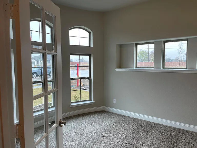 Study with Baywindow and french door