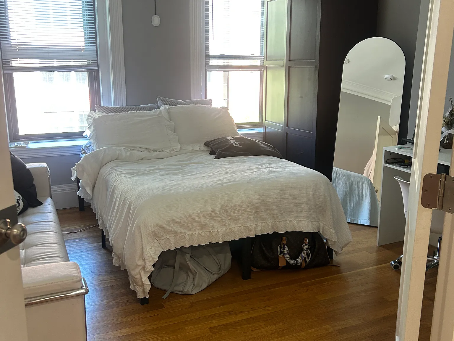 3 bed, 1400 sqft, $4,200 — Photo 2