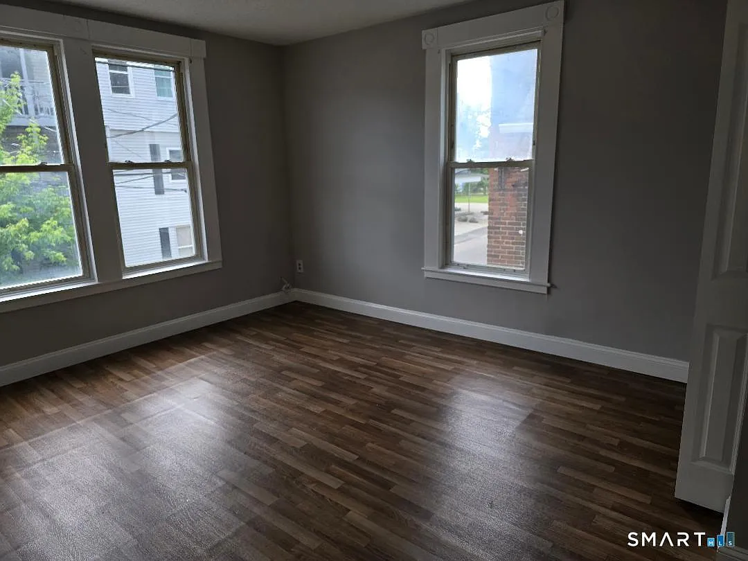 3 bed, 1.0 bath, 1100 sqft, $1,350 — Photo 2