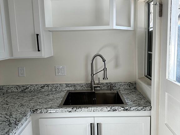 5th image of 5066 Voltaire St #4