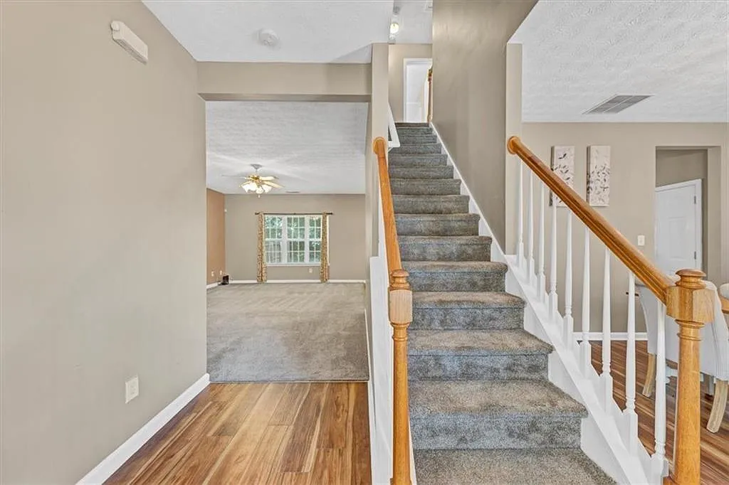 3 bed, 2.5 bath, 1640 sqft, $2,100 — Photo 4