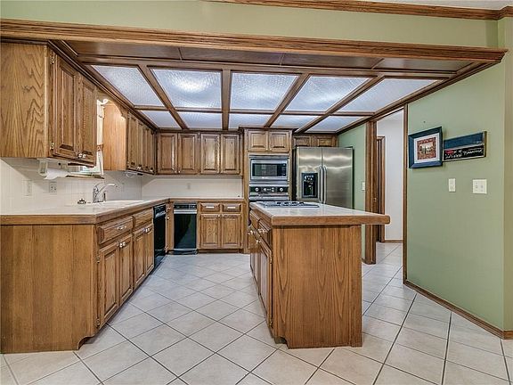 3rd image of 609 SW 113th St