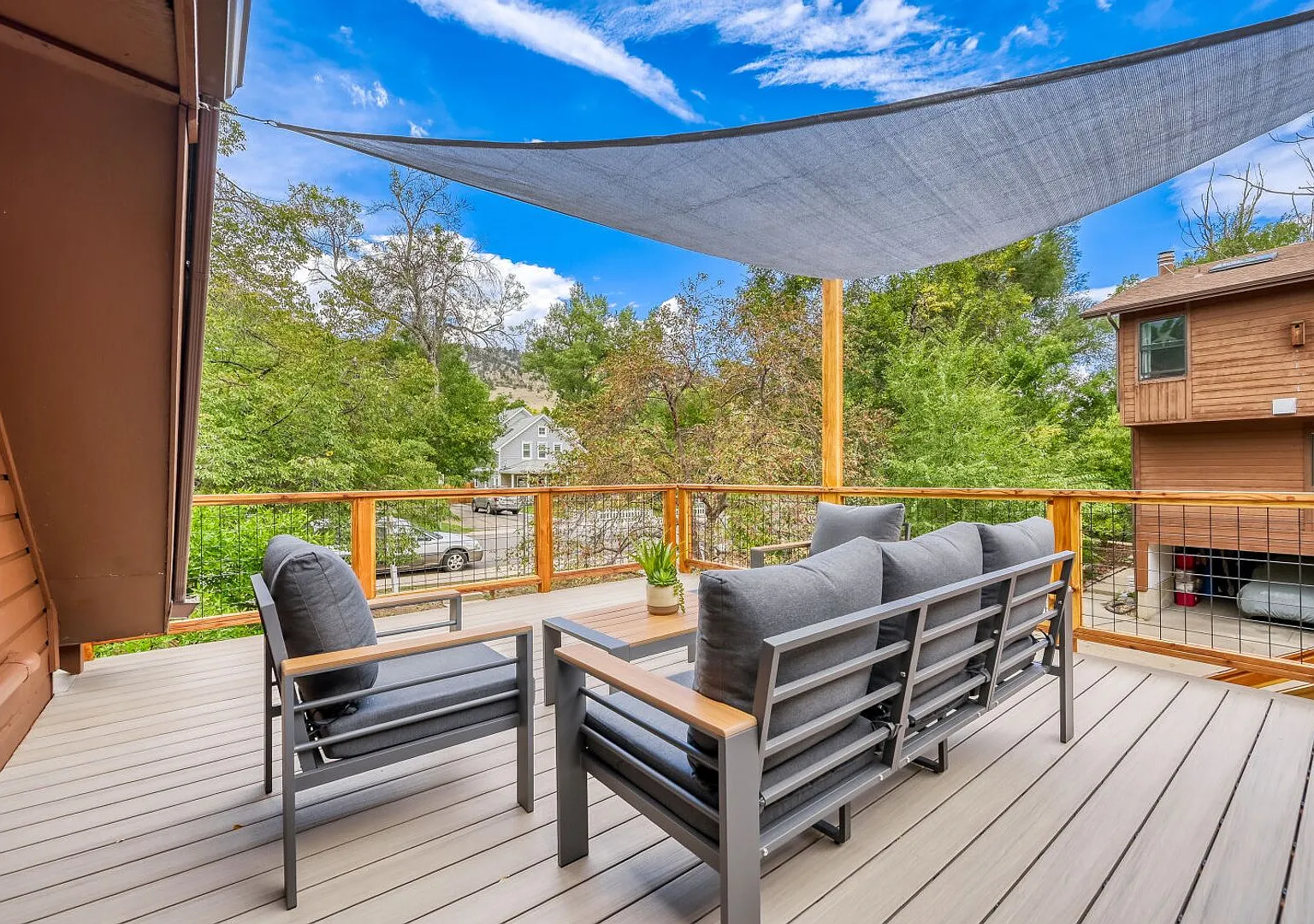 Cozy Top-Floor 2BR | Mountain Balcony Retreat — Photo 4