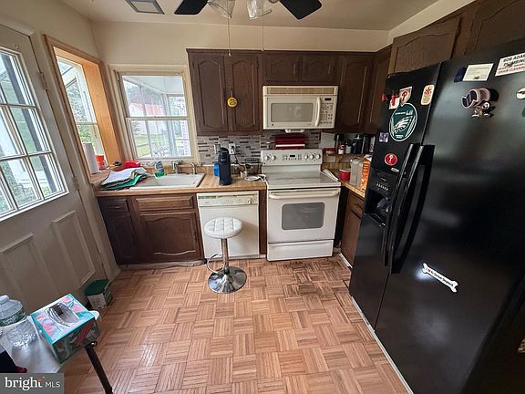 5th image of 42 New Castle Dr