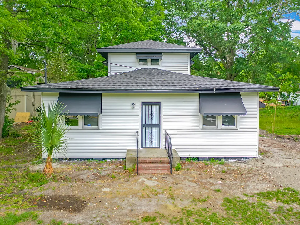 3358 Broadway Ave