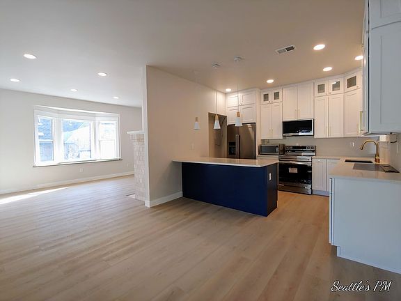 3rd image of 5207 Greenwood Ave N