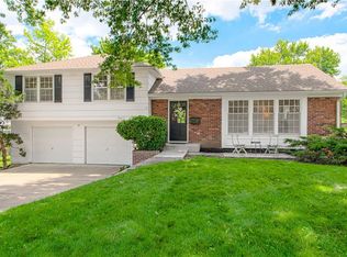 7801 Colonial Dr, Prairie Village, KS 66208