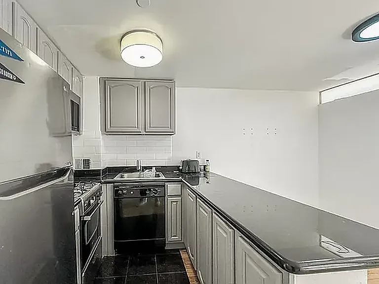 212 E 10th St #5B — Photo 4
