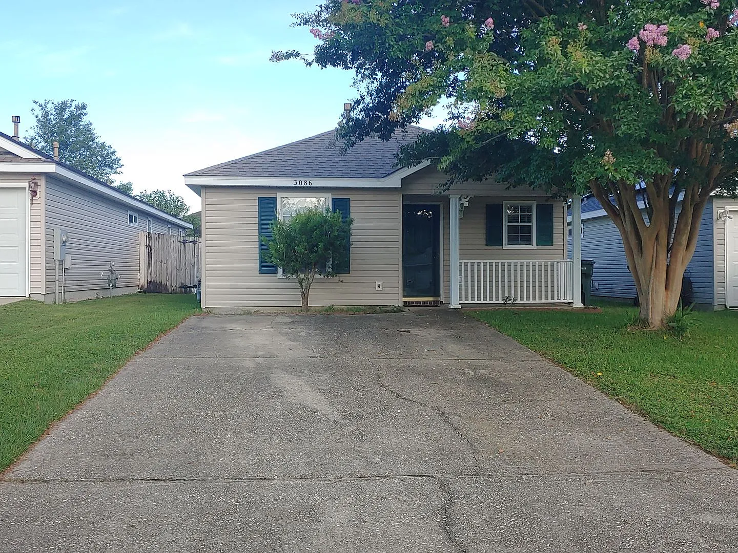 2 BR/2BA with Bonus room and fenced yard. — Photo 1