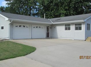 12 Parkwood Pl, Garner, IA 50438