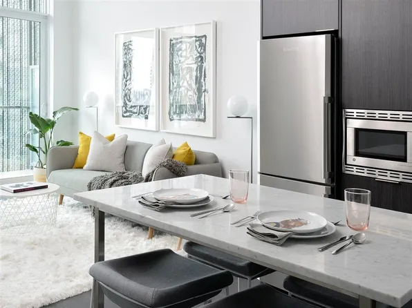 eCentral, 15 Roehampton Ave, Toronto, ON M4P 0C2