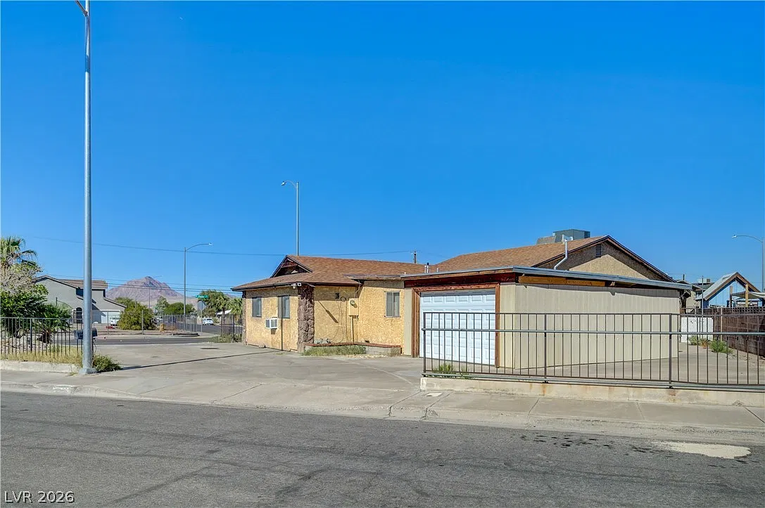 3 bed, 3.0 bath, 1678 sqft, $1,595 — Photo 1