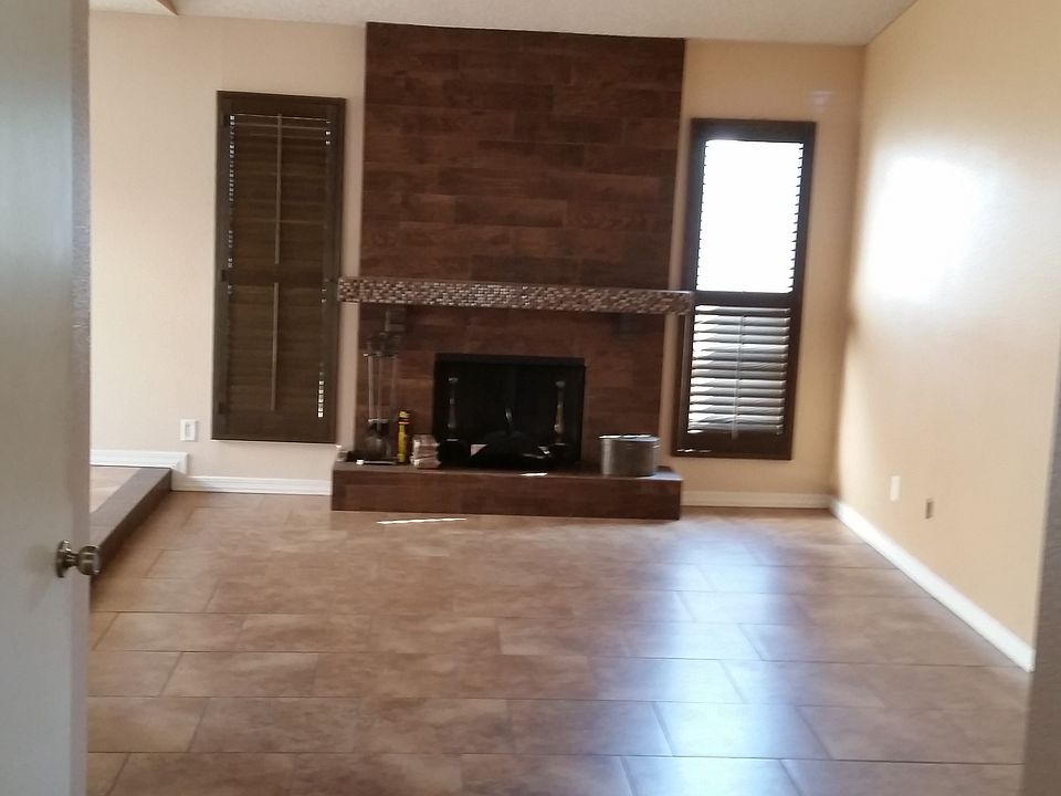 Living Room with fireplace