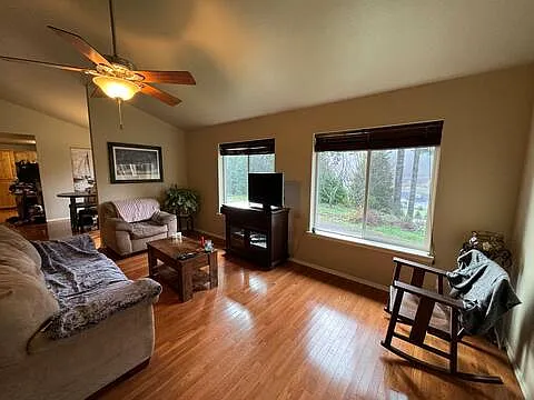 3 bed, 1553 sqft, $2,395 — Photo 4