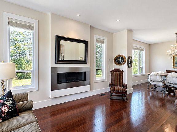 4th image of 300 Laurier Ave