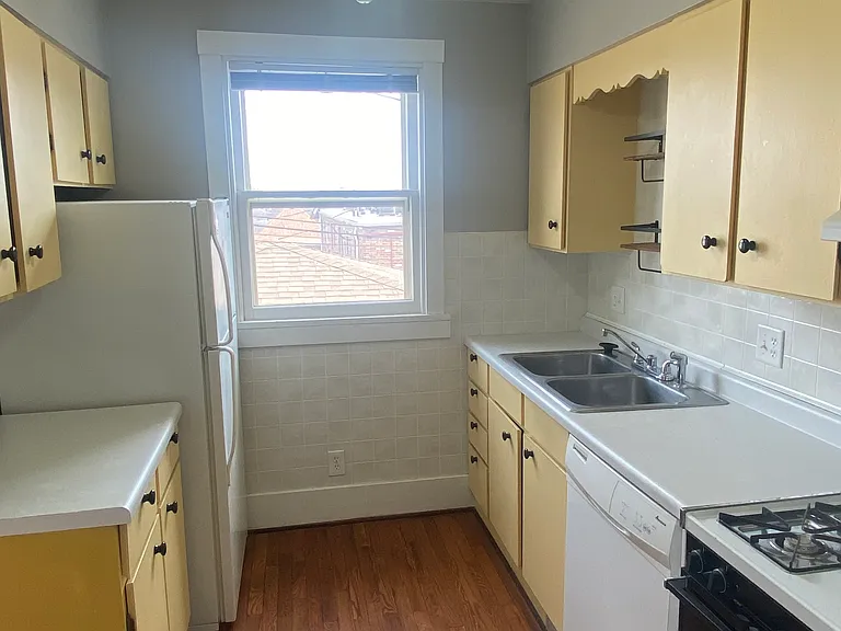 555 S 35th Ave — Photo 7