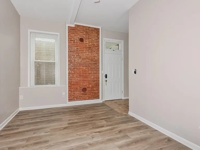 1348387_019_living_room_13079644.jpg