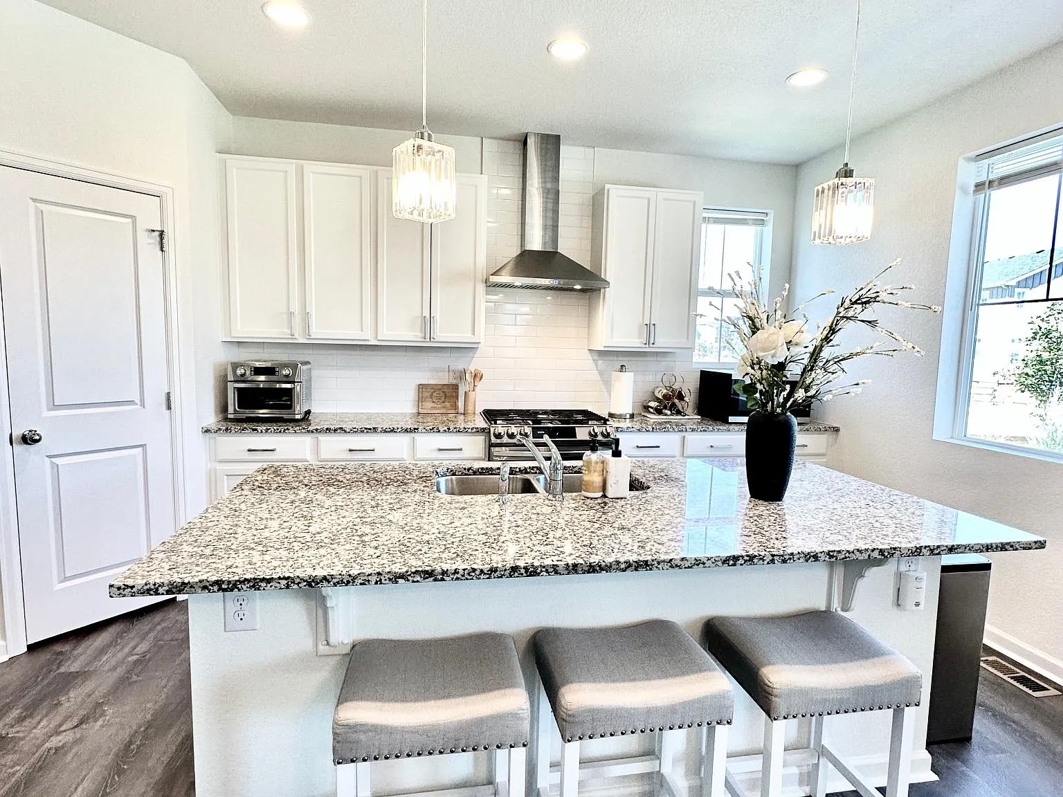4 bed, 2804 sqft, $3,995 — Photo 2