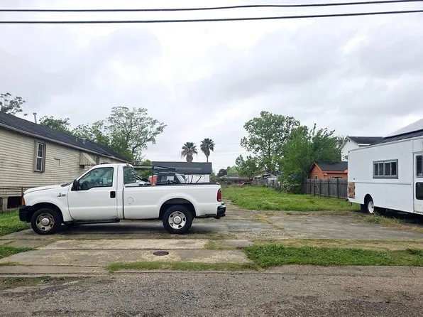 1822 Lesseps St, New Orleans, LA 70117