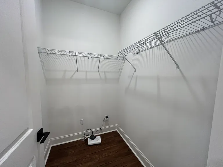 512 Rosewood Ln — Photo 13