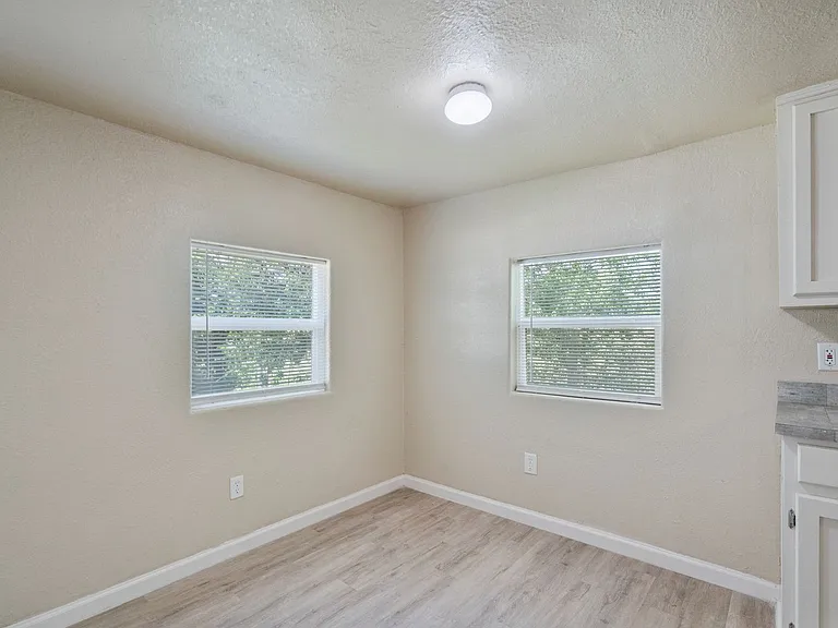 1000 Qualia Dr — Photo 6