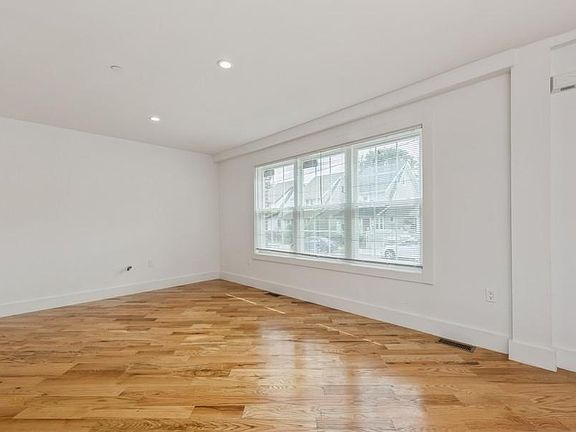 3rd image of 10733 Robard Ln