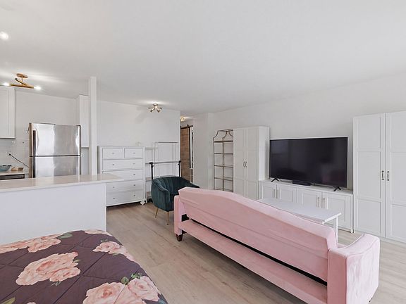 5th image of 4343 N Clarendon Ave APT 810
