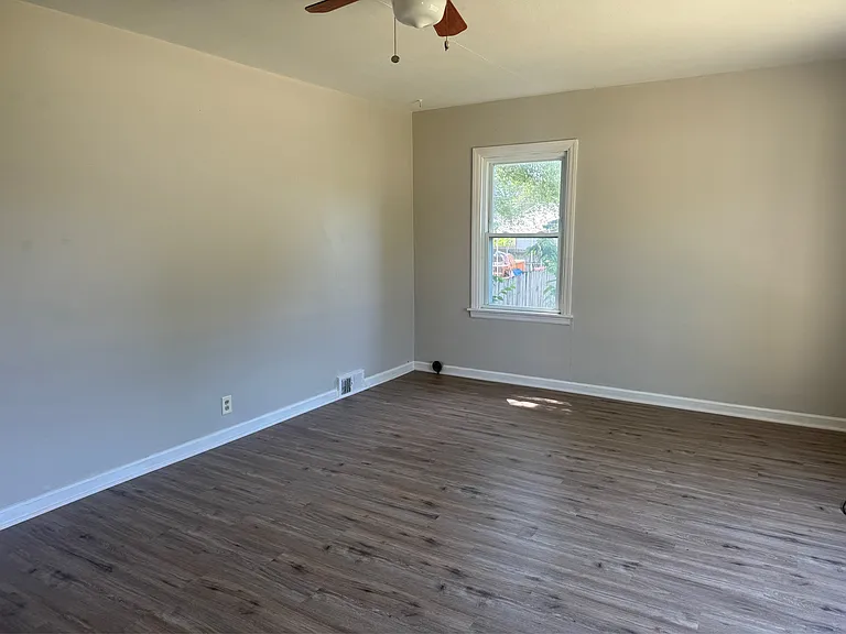 3117 Louise St — Photo 2