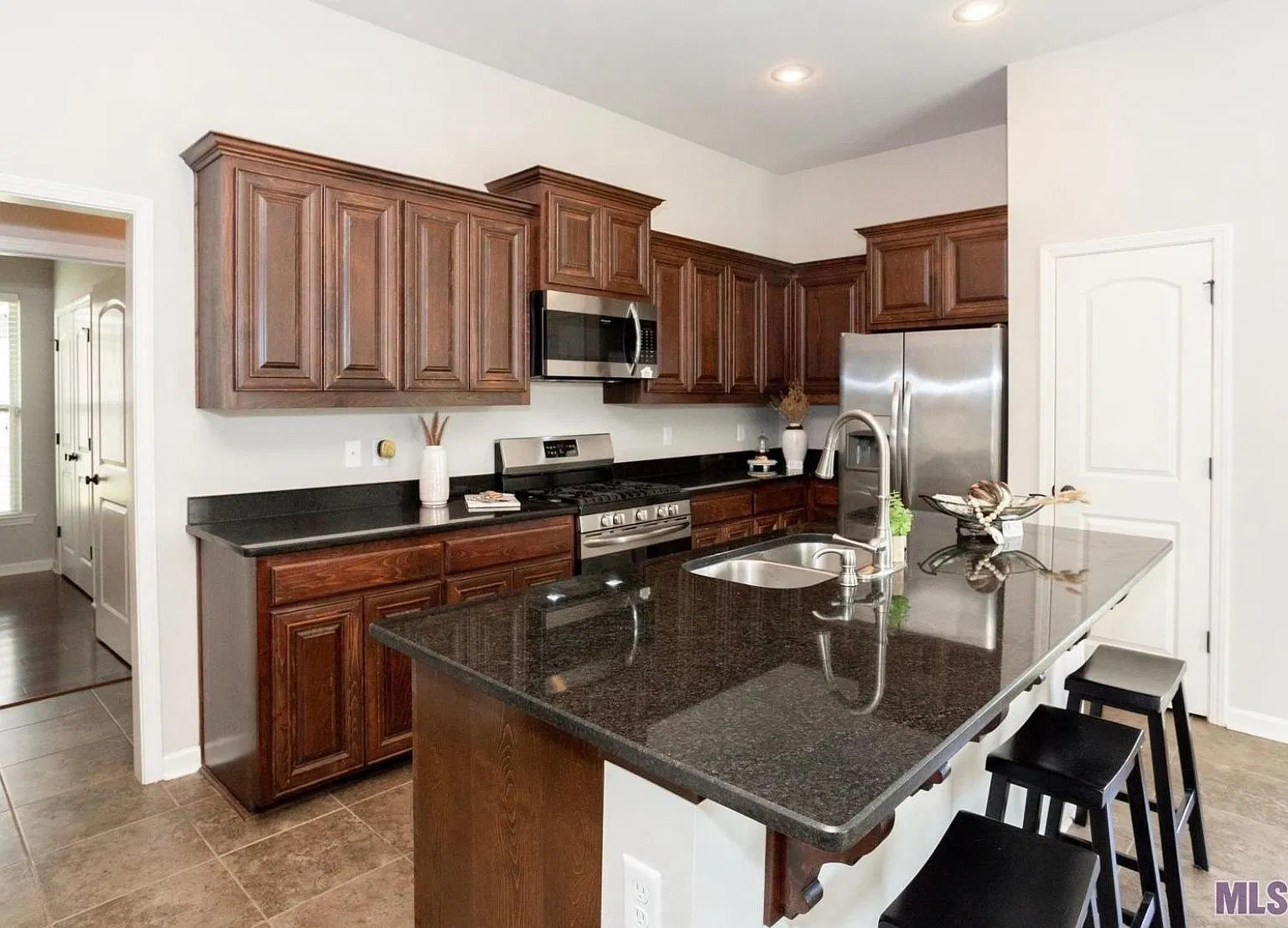 3 bed, 1642 sqft, $2,200 — Photo 2