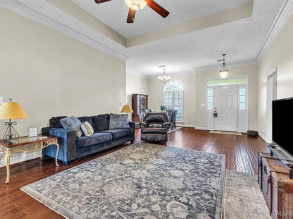 4th image of 586 Ingleside Way