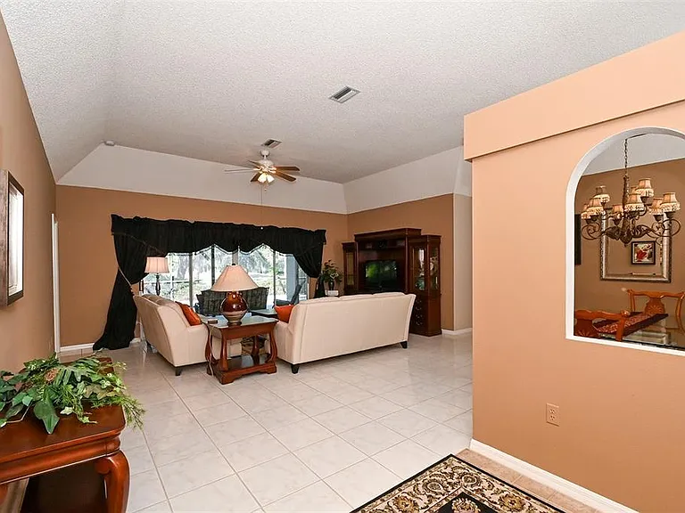 3866 Surrey Ct — Photo 7