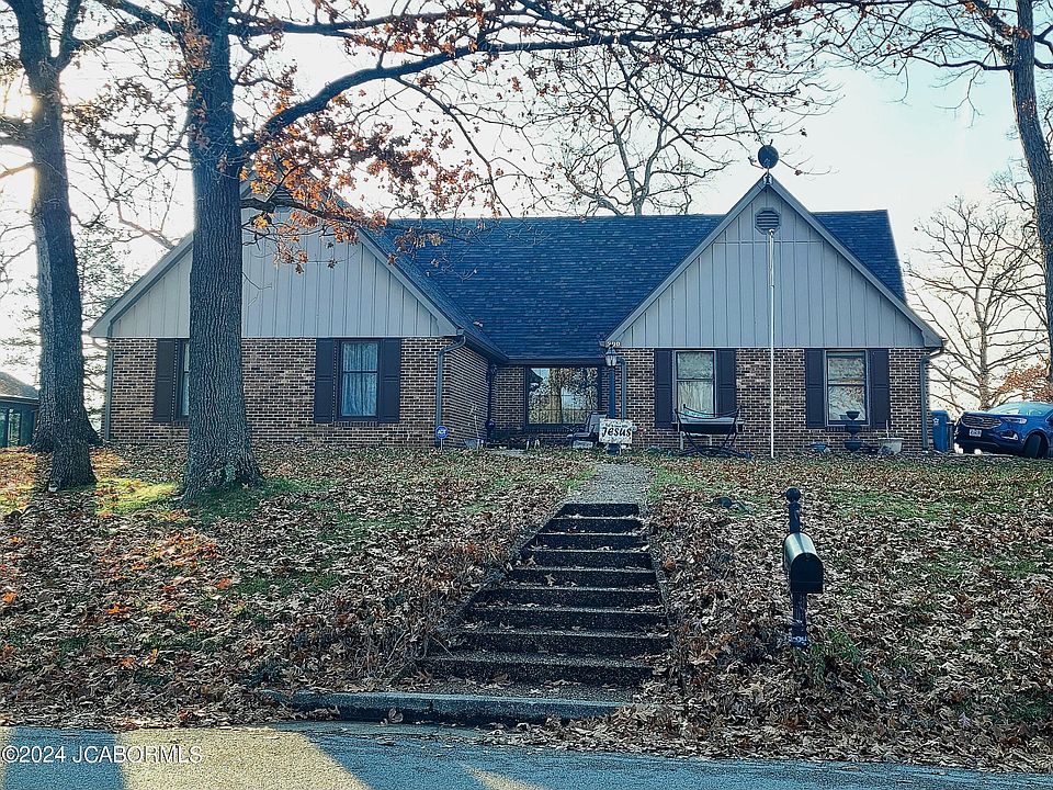 1st image of 900 Primrose Ln